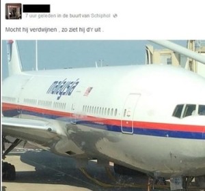 Boeing na letisku zachytil pasažier, ktorý do lietadla vzápätí nastúpil. Napísal odkaz „keby sme náhodou zmizli, toto je ono“.Autor: twitter